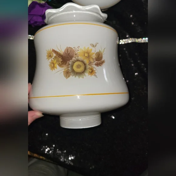 Vintage Victorian Hurricane Lamp from 1967 - Picture 6 of 8